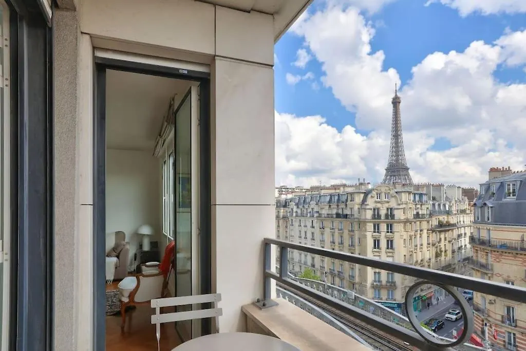 Superbe T2 Avec Balcon Vue Sur La Tour Eiffel * Parijs